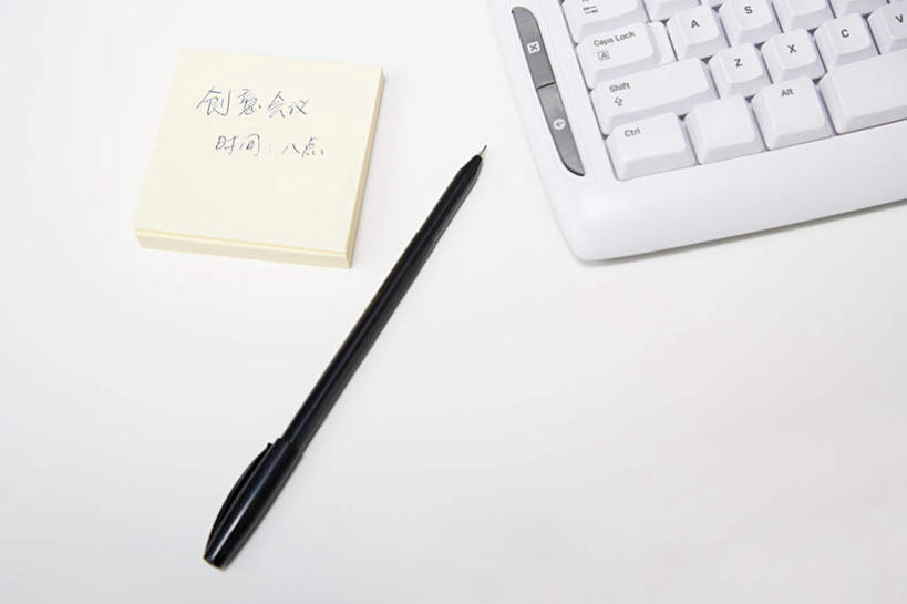 无人,横图,俯视,室内,特写,白天,白色背景,键盘,静物,一张,阴影,反射,粘性,笔,标志,文字,影子,字符,办公用品,便利贴,便签,圆珠笔,输入设备,通讯设备,标识,文具,一个,黄色,学习用品,汉字,摄影,影棚,单个,办公设备,文具用品,记事,一支,中文,通信设备,快捷,文化工具,国文,华文,方便,N次贴,便条贴,告诉贴,即时贴,彩图,高角度拍摄,影棚拍摄,拍摄