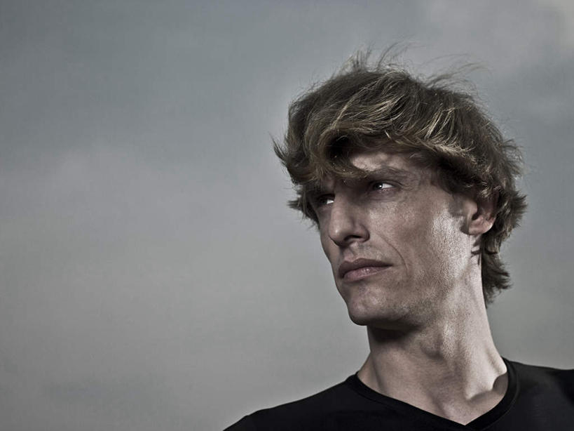 西方人,脸,头,脸颊,一个人,运动员,站,笑,微笑,横图,室外,特写,白天,仰视,运动服,欧洲,欧洲人,仅一个男性,仅一个人,服装,乌云,云,阴天,云朵,云彩,扭头,注视,肩膀,仅一个年轻男性,衣服,天空,天,观察,看,站着,转头,服饰,观看,察看,昏暗,衣着,阴沉,穿着,关注,衣饰,男人,男性,年轻男性,白种人,头部,脸部,脸蛋,面部,体育运动员,运动选手,站立,半身,彩图,低角度拍摄,运动装