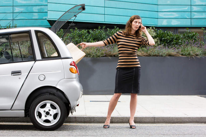 西方人,一个人,商务人士,商务女性,家,站,说,打电话,横图,室外,白天,正面,讨论,植物,窗户,汽车,电话,手机,照明,欧洲,欧洲人,仅一个年轻女性,仅一个女性,仅一个人,一辆,握,套装,房屋,墙,屋子,公寓,灯光,拿,拿着,注视,通讯设备,洋房,楼房,玻璃窗,墙壁,墙面,住宅,车,灯,树,树木,绿色,自然,灯具,交通工具,轿车,观察,看,站着,警示,握着,生长,成长,观看,车灯,尾灯,照亮,提醒,察看,照明设备,关注,提示,载具,商务装,工薪阶层,交流,年轻女性,女人,女性,白种人,白领,上班族,沟通,讲话,交谈,商讨,说话,谈话,通话,站立,彩图,全身,房子