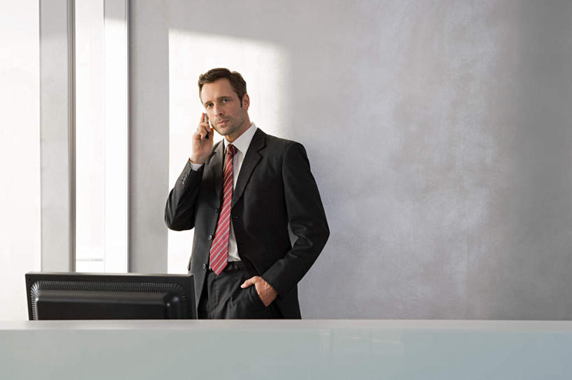 西方人,一个人,商务人士,商务男性,站,打电话,横图,室内,白天,正面,衬衫,电脑,显示器,鼠标,键盘,电话,手机,欧洲,欧洲人,仅一个男性,仅一个人,仅一个中年男性,握,阴影,套装,反射,网络,影子,墙,领带,注视,输入设备,通讯设备,墙壁,墙面,灰色,观察,看,站着,台式电脑,握着,观看,一台,察看,双手插袋,关注,插袋,通信设备,商务装,手插袋,工薪阶层,输出设备,一部,双手抄兜,双手放兜,交流,男人,男性,中年男性,白种人,白领,上班族,插兜,沟通,两手抄兜,两手放兜,手插兜,手放口袋,通话,站立,半身,彩图,衬衣,手抄兜