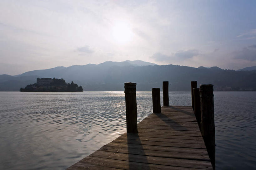 无人,码头,横图,室外,白天,正面,旅游,度假,湖,湖泊,石头,美景,山,山脉,水,港口,意大利,欧洲,阴影,光线,木板,石子,影子,湖面,景观,山顶,山峰,水流,水面,云,云朵,桥,木桥,山峦,背光,云彩,娱乐,栈桥,蓝色,白云,蓝天,天空,阳光,自然,湖水,群山,天,享受,休闲,景色,放松,晴朗,人行桥,木板桥,南欧,自然风光,逆光,沉积岩,意大利共和国,颠峰,极峰,水成岩,石块,岩石,晴空,彩图,摆渡口,埠头,渡口,渡头,港湾,海港,货运码头,口岸,商港