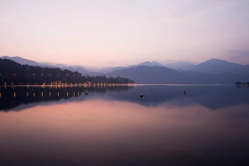 无人,横图,室外,白天,正面,旅游,度假,湖,湖泊,石头,美景,日落,山,山脉,水,植物,意大利,欧洲,阴影,波纹,光线,石子,影子,湖面,景观,山峰,水流,水面,晚霞,霞光,落日,灯光,涟漪,山峦,娱乐,树,树木,绿色,倒影,水纹,自然,黄昏,波浪,湖水,群山,享受,休闲,景色,彩霞,放松,生长,成长,倒映,南欧,自然风光,意大利共和国,水晕,皮埃蒙特大区,夕照,反照,皮埃蒙特,奥尔塔湖,石块,岩石,夕阳,彩图,斜阳