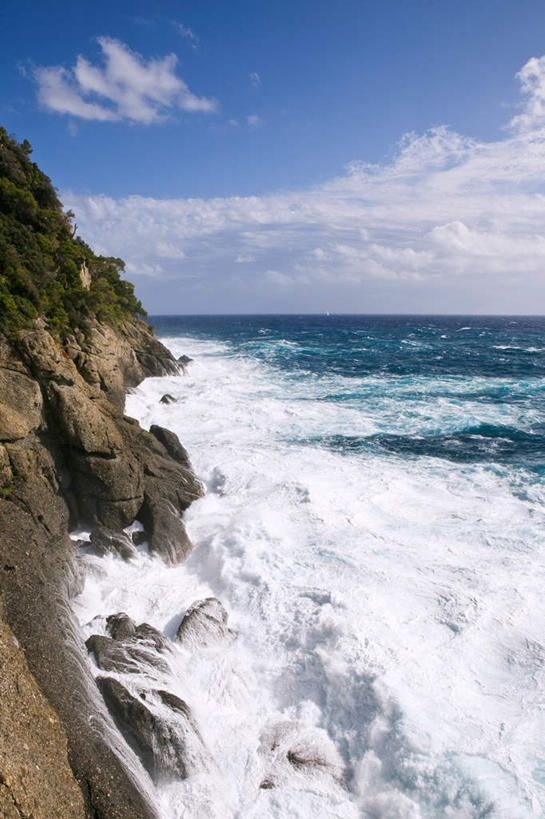无人,竖图,室外,白天,正面,旅游,度假,海浪,海洋,石头,美景,水,意大利,欧洲,阴影,飞溅,溅,光线,石子,液体,影子,景观,浪花,水滴,水平线,悬崖,云,云朵,辽阔,海平线,云彩,娱乐,水珠,蓝色,白云,蓝天,天空,阳光,自然,海水,天,享受,休闲,广阔,景色,放松,晴朗,一望无际,南欧,喷洒,自然风光,海景,意大利共和国,绝壁,无边无际,一马平川,大海,风浪,海,海水的波动,近岸浪,石块,岩石,涌浪,晴空,彩图,水天相接,水天一线