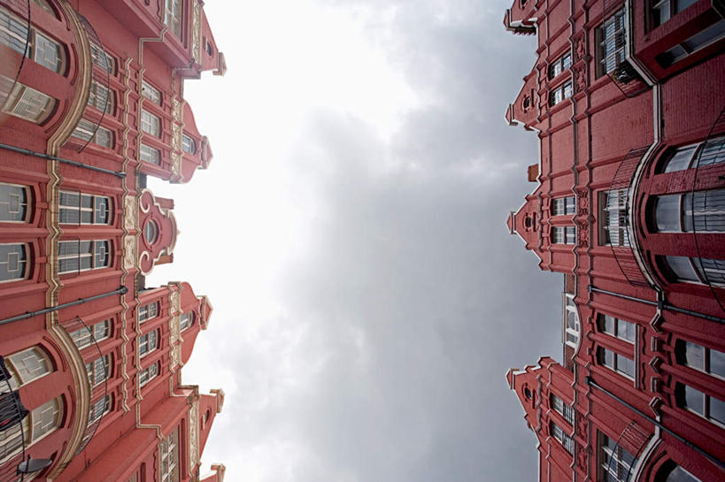 无人,家,横图,室外,白天,仰视,度假,美景,窗户,城市风光,城市,一排,整齐,房屋,墙,屋子,景观,乌云,云,阴天,云朵,公寓,云彩,娱乐,洋房,楼房,玻璃窗,墙壁,墙面,住宅,排列,红色,天空,天,享受,休闲,景色,放松,昏暗,阴沉,队列,彩图,低角度拍摄,房子