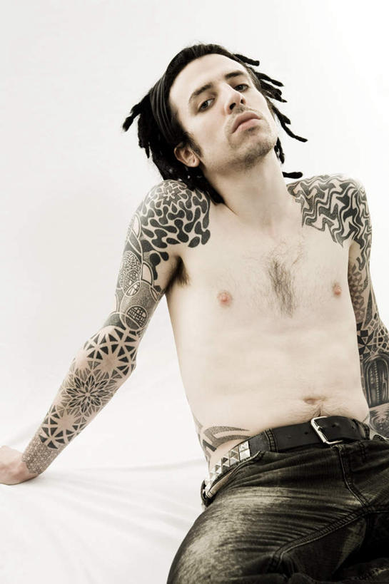 西方人,一个人,坐,竖图,室内,白天,白色背景,正面,时尚,欧洲,欧洲人,仅一个男性,仅一个人,撑,裤子,注视,牛仔裤,文化,腰带,裸露,纹身,仅一个年轻男性,黑色,观察,看,个性,摄影,信仰,影棚,观看,皮带,察看,撑着,关注,刺青,裸,追求,想象,配饰,文身,勇气,崇拜,张扬,裤带,男人,男性,年轻男性,白种人,坐着,半身,彩图,影棚拍摄,拍摄,雷鬼头