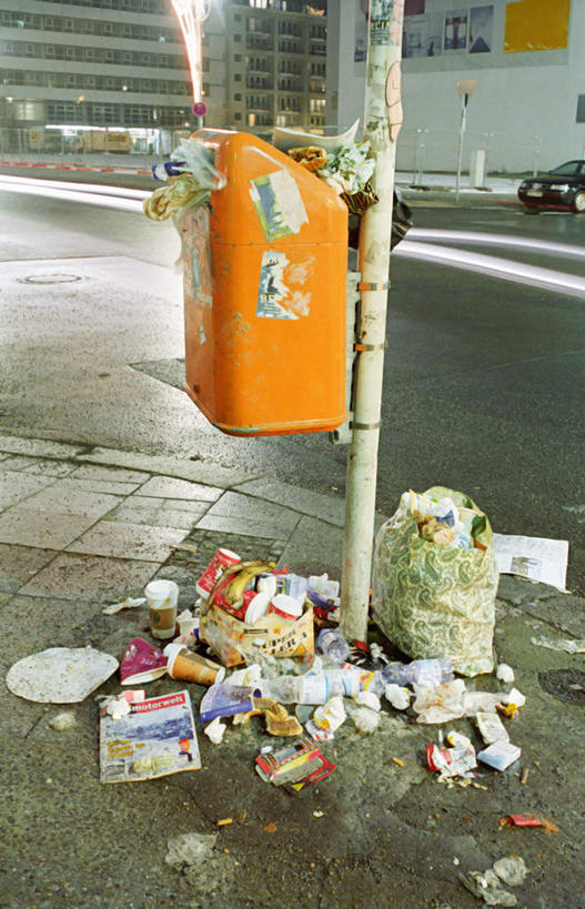 无人,竖图,室外,白天,正面,度假,美景,城市风光,城市,道路,路,公路,德国,欧洲,环保,景观,垃圾,垃圾桶,纸屑,交通,首都,凌乱,娱乐,柏林,瓶子,容器,塑料制品,享受,休闲,塑料瓶,景色,放松,能源,储藏,垃圾箱,回收,资源,混乱,西欧,储存,利用,低碳,循环,德意志联邦共和国,持续,柏林州,纷乱,缭乱,庞杂,马路,彩图,贮存