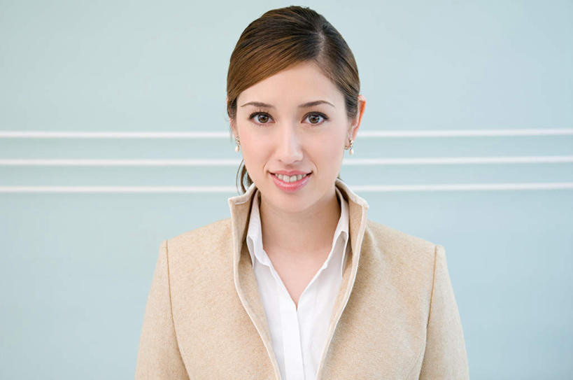 东方人,脸,头,脸颊,一个人,商务人士,商务女性,站,笑,微笑,露齿笑,横图,室内,特写,白天,正面,亚洲,仅一个年轻女性,仅一个女性,仅一个人,套装,墙,注视,黄种人,肩膀,墙壁,墙面,观察,看,站着,观看,察看,关注,商务装,工薪阶层,年轻女性,女人,女性,亚洲人,头部,脸部,脸蛋,面部,白领,上班族,站立,半身,彩图