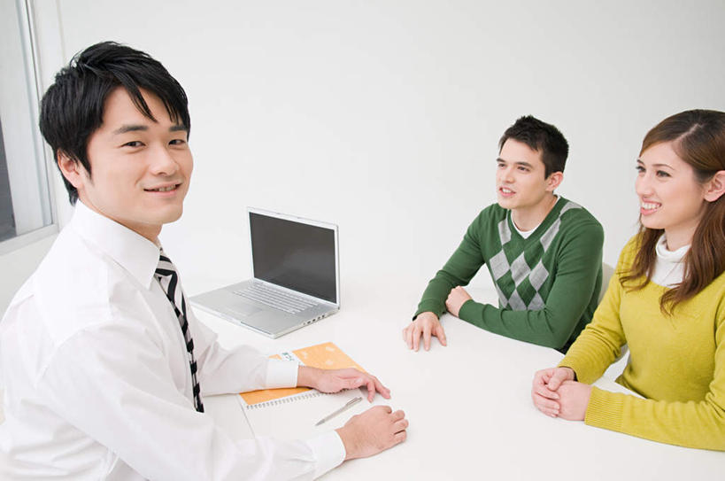 东方人,西方人,三个人,同事,商务人士,商务男性,商务女性,办公室,坐,说,横图,俯视,室内,白天,衬衫,讨论,成功,合作,团队,集体,信心,电脑,笔记本电脑,家具,桌子,欧洲,欧洲人,亚洲,套装,开会,会议,网络,材料,档案,文件,纸,办公桌,墙,注视,黄种人,通讯设备,队伍,相视,墙壁,墙面,手稿,资料,观察,看,面对面,观看,对视,证明,察看,无线,领导,成就,关注,文档,通信设备,相对,商务装,无线网络,合伙,领袖,无线上网,便携式电脑,工薪阶层,相看,办公家具,交流,手提电脑,男人,男性,年轻男性,年轻女性,女人,女性,白种人,亚洲人,白领,上班族,沟通,讲话,交谈,商讨,说话,谈话,坐着,半身,彩图,高角度拍摄,衬衣
