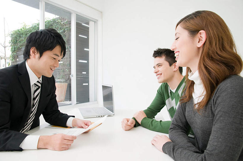 东方人,西方人,三个人,同事,商务人士,商务男性,商务女性,办公室,坐,说,横图,室内,白天,侧面,衬衫,讨论,成功,合作,团队,集体,信心,植物,窗户,家具,桌子,欧洲,欧洲人,亚洲,套装,开会,会议,材料,档案,盆栽,文件,纸,办公桌,墙,盆景,注视,黄种人,队伍,玻璃窗,相视,墙壁,墙面,绿色,自然,手稿,资料,观察,看,面对面,生长,成长,观看,对视,证明,察看,领导,成就,关注,文档,相对,商务装,合伙,领袖,工薪阶层,相看,办公家具,交流,男人,男性,年轻男性,年轻女性,女人,女性,白种人,亚洲人,白领,上班族,沟通,讲话,交谈,商讨,说话,谈话,坐着,半身,彩图,衬衣