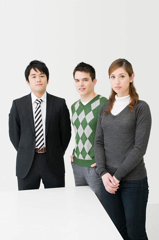 东方人,西方人,三个人,同事,商务人士,商务男性,商务女性,办公室,站,笑,双手交叉,微笑,竖图,室内,白天,正面,衬衫,成功,合作,团队,集体,信心,家具,桌子,欧洲,欧洲人,亚洲,套装,办公桌,墙,注视,黄种人,队伍,墙壁,墙面,白色,观察,看,站着,观看,察看,领导,成就,关注,商务装,合伙,领袖,工薪阶层,背手,办公家具,男人,男性,年轻男性,年轻女性,女人,女性,白种人,亚洲人,白领,上班族,十字手,站立,半身,彩图,衬衣