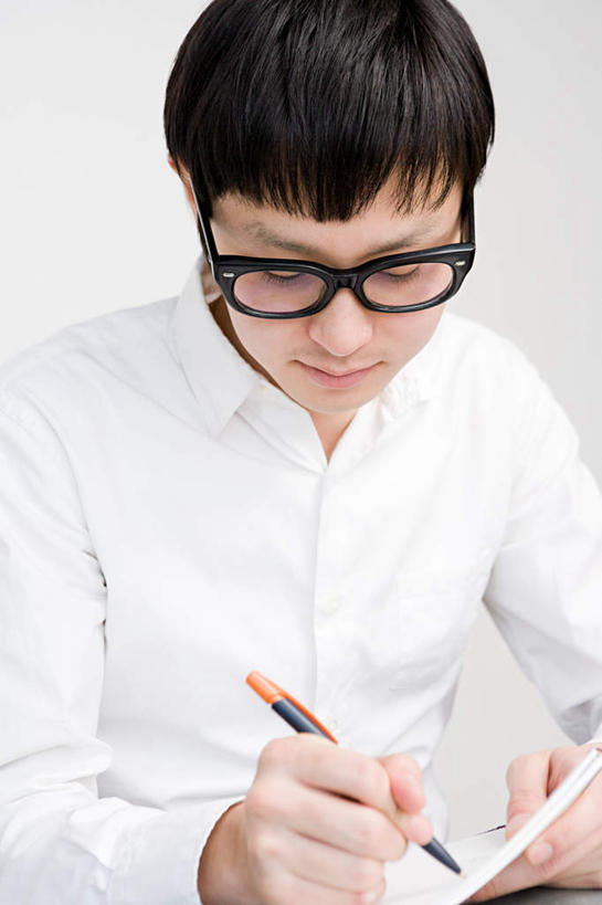 东方人,一个人,坐,竖图,室内,白天,正面,集体,亚洲,仅一个男性,仅一个人,握,服装,笔,材料,档案,文件,眼镜,纸,墙,办公用品,记事本,利益,拿,拿着,注视,休闲装,黄种人,水笔,墙壁,墙面,文具,仅一个年轻男性,衣服,本子,笔记本,手稿,学习用品,资料,观察,看,休闲,团体,休闲服,握着,服饰,奋斗,观看,文具用品,证明,一支,愿望,察看,组织,工作室,关注,文档,努力,近视眼镜,理想,男人,男性,年轻男性,亚洲人,坐着,半身,彩图