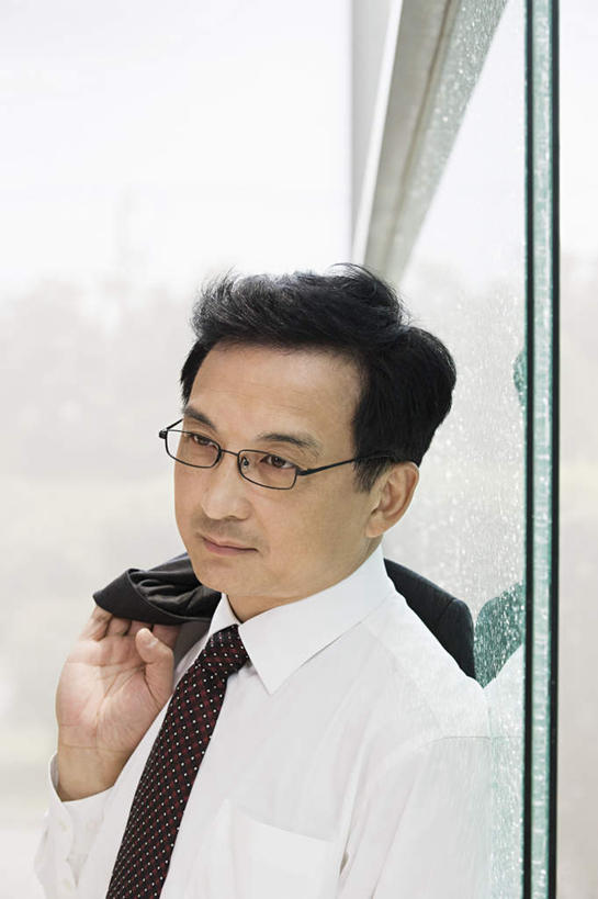 东方人,一个人,商务人士,商务男性,站,竖图,室外,白天,正面,衬衫,窗户,亚洲,仅一个男性,仅一个人,仅一个中年男性,握,套装,眼镜,领带,拿,拿着,注视,黄种人,玻璃窗,观察,看,站着,握着,观看,察看,象征,庄重,关注,商务装,身份,近视眼镜,工薪阶层,正式,地位,男人,男性,中年男性,亚洲人,白领,上班族,站立,半身,彩图,衬衣