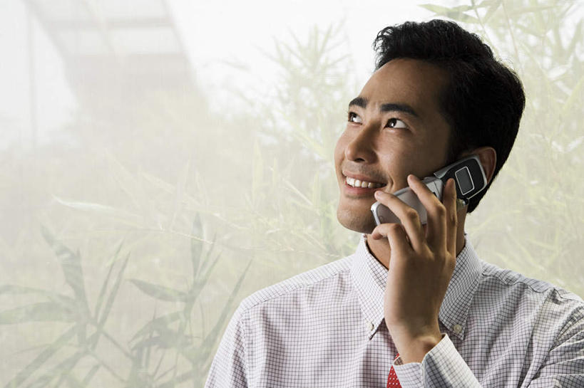 东方人,脸,头,脸颊,手,一个人,商务人士,商务男性,站,笑,打电话,微笑,露齿笑,横图,室内,特写,白天,正面,衬衫,植物,窗户,落地窗,电话,手机,亚洲,仅一个男性,仅一个人,握,套装,朦胧,模糊,拿,听,拿着,注视,黄种人,通讯设备,肩膀,玻璃窗,树,树木,仅一个年轻男性,绿色,自然,观察,看,站着,手部,握着,生长,成长,观看,单手,察看,关注,商务装,工薪阶层,交流,男人,男性,年轻男性,亚洲人,头部,脸部,脸蛋,面部,白领,上班族,沟通,通话,站立,半身,彩图,衬衣