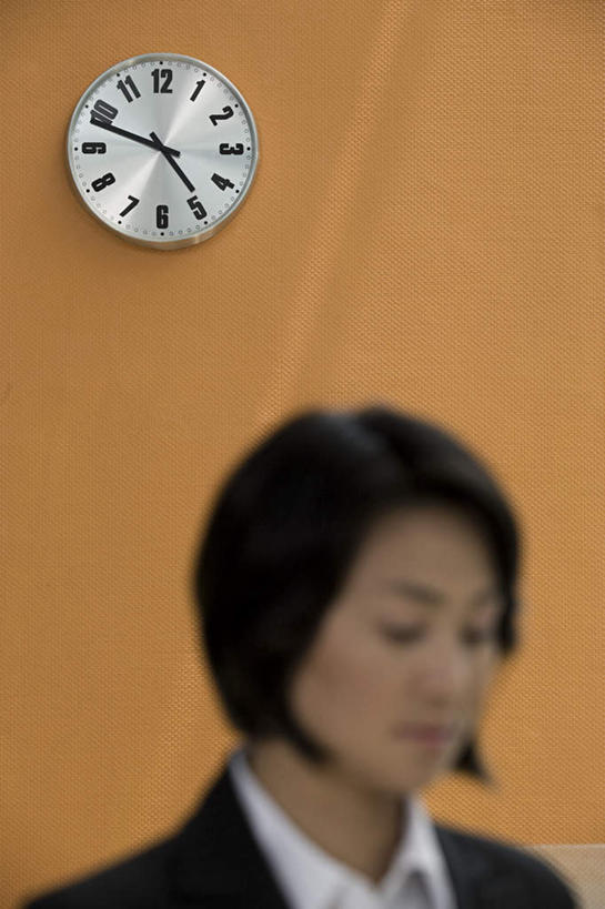 东方人,脸,头,脸颊,一个人,商务人士,商务女性,站,竖图,室内,特写,白天,正面,亚洲,仅一个女性,仅一个人,套装,朦胧,模糊,时间,时钟,墙,计时,注视,黄种人,肩膀,墙壁,墙面,白色,挂钟,钟表,低头,观察,看,站着,仅一个中年女性,表,观看,察看,关注,商务装,工薪阶层,女人,女性,中年女性,亚洲人,头部,脸部,脸蛋,面部,白领,上班族,钟,站立,半身,彩图
