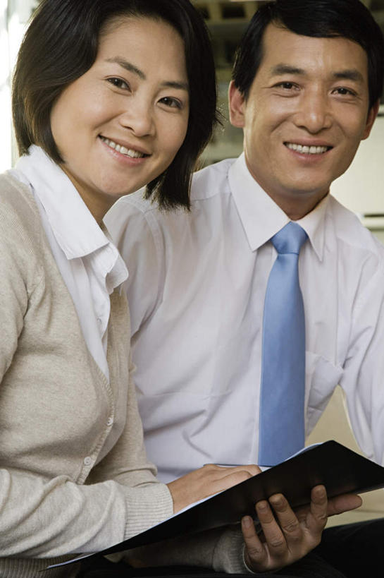 东方人,两个人,伙伴,朋友,商务人士,商务男性,商务女性,站,笑,微笑,露齿笑,竖图,室内,白天,正面,衬衫,友谊,合作,团队,亚洲,握,套装,材料,档案,文件,纸,领带,拿,拿着,注视,黄种人,手稿,资料,观察,看,站着,战略,握着,观看,证明,察看,象征,庄重,关注,文档,商务装,身份,工薪阶层,联合,合谋,正式,地位,配合,协作,男人,男性,女人,女性,中年男性,中年女性,亚洲人,白领,上班族,站立,半身,彩图,衬衣
