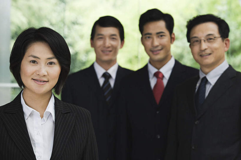 东方人,四个人,伙伴,朋友,商务人士,商务男性,商务女性,站,笑,微笑,露齿笑,横图,室内,白天,正面,衬衫,友谊,合作,团队,植物,亚洲,套装,眼镜,领带,注视,黄种人,树,树木,绿色,自然,观察,看,站着,战略,生长,成长,观看,察看,象征,庄重,关注,商务装,身份,近视眼镜,工薪阶层,联合,合谋,正式,地位,配合,协作,男人,男性,年轻男性,女人,女性,中年男性,中年女性,亚洲人,白领,上班族,站立,半身,彩图,衬衣