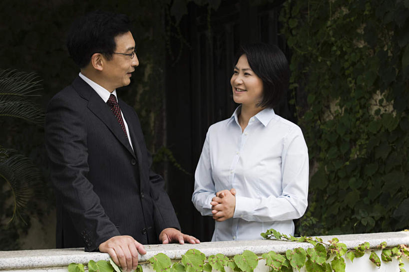 东方人,两个人,同事,商务人士,商务男性,商务女性,站,说,双手交叉,横图,室外,白天,正面,衬衫,讨论,成功,合作,团队,集体,信心,草地,草坪,植物,亚洲,一副,阴影,套装,光线,眼镜,影子,黄种人,队伍,相视,草,树,树木,绿色,阳光,自然,站着,面对面,生长,成长,对视,领导,成就,相对,商务装,合伙,领袖,近视眼镜,工薪阶层,相看,交流,男人,男性,女人,女性,中年男性,中年女性,亚洲人,白领,上班族,沟通,讲话,交谈,商讨,十字手,说话,谈话,站立,半身,彩图,衬衣