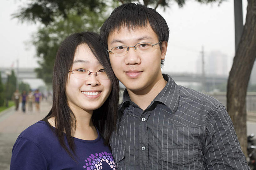 东方人,两个人,站,笑,微笑,露齿笑,横图,室外,白天,正面,爱情,河流,水,植物,大桥,道路,立交桥,路,桥梁,公路,北京,中国,亚洲,服装,朦胧,模糊,眼镜,河水,水流,高架,斜拉桥,桥,交通,首都,浪漫,注视,休闲装,黄种人,树,树木,衣服,绿色,自然,观察,看,站着,休闲,温暖,温馨,休闲服,恩爱,恋人,服饰,生长,成长,观看,和睦,察看,关注,近视眼镜,东亚,中华人民共和国,北京市,京,北平,华北地区,两幅,男人,男性,年轻男性,年轻女性,女人,女性,亚洲人,情侣,马路,站立,半身,彩图,伴侣,融洽