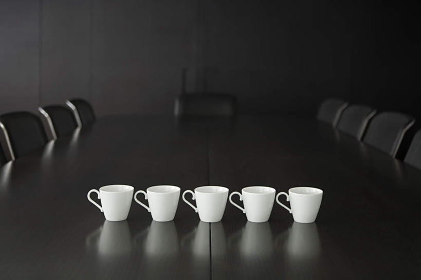 无人,办公室,横图,室内,特写,白天,正面,家具,桌子,静物,杯子,椅子,一排,整齐,并列,并排,瓷器,办公桌,咖啡杯,陶瓷制品,排列,白色,黑色,会议椅,办公椅,队列,瓷杯,平行,办公家具,商务椅,培训椅,彩图
