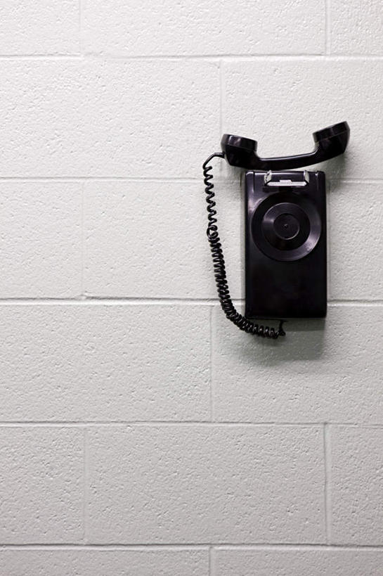 无人,打电话,竖图,室内,特写,白天,正面,静物,电话,吊挂,悬挂,墙,挂,通讯设备,墙壁,墙面,一个,白色,黑色,话筒,电话线,单个,交流,电话机,沟通,通话,彩图