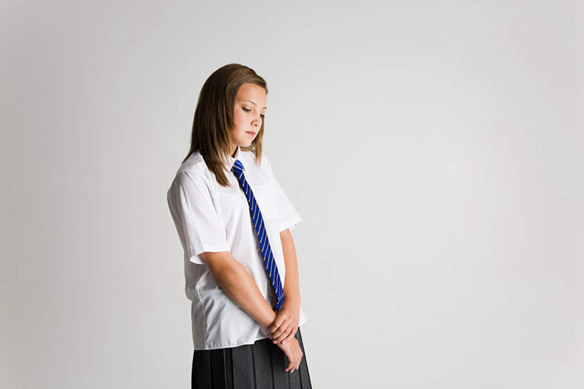 西方人,儿童,一个人,站,双手交叉,横图,室内,白天,白色背景,正面,制服,纯洁,欧洲,欧洲人,仅一个女性,仅一个人,服装,领带,注视,小孩,衣服,观察,看,站着,仅一个小孩,校服,可爱,童年,童趣,摄影,服饰,影棚,观看,察看,象征,衣着,庄重,穿着,关注,身份,童真,烂漫,无邪,学生服,悲哀,正式,地位,衣饰,悲痛,悲恸,天真,女孩,女人,女性,白种人,孩子,十字手,站立,半身,彩图,影棚拍摄,拍摄,女生