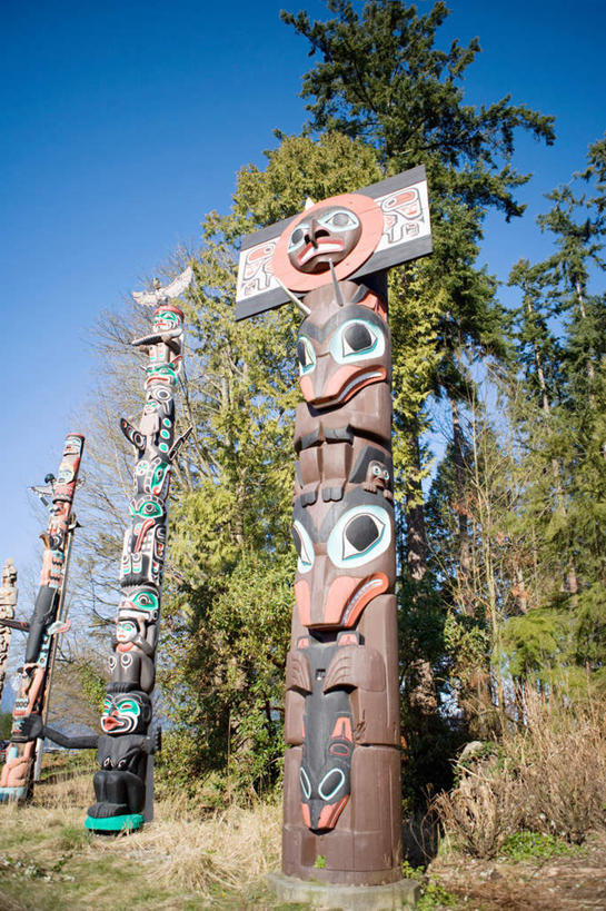 无人,公园,竖图,室外,白天,仰视,旅游,度假,草地,草坪,植物,标志建筑,地标,建筑,雕塑,加拿大,阴影,艺术,装饰,光线,雕刻,雕像,影子,娱乐,建设,草,树,树木,蓝色,绿色,蓝天,天空,阳光,自然,工艺品,天,享受,休闲,旅游胜地,放松,生长,晴朗,成长,纪念,美术,北美,北美洲,主题,美洲,陈列,万里无云,功能,美学,北亚美利加洲,亚美利加洲,卑诗省,不列颠哥伦比亚,不列颠哥伦比亚省,史丹利公园,斯坦利公园,史坦利公园,晴空,晴空万里,彩图,低角度拍摄