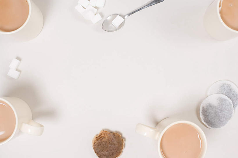 无人,横图,俯视,室内,特写,白天,白色背景,幸福,茶,杯子,金属制品,阴影,反射,金属,影子,勺子,奶茶,茶叶,娱乐,一个,水杯,调羹,汤匙,四个,享受,休闲,温馨,放松,乐趣,摄影,影棚,单个,提神,舒适,醒脑,插袋,茶杯,彩图,高角度拍摄,影棚拍摄,拍摄