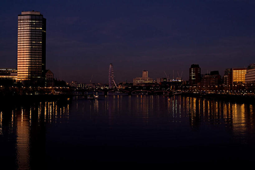 无人,高楼大厦,横图,彩色,室外,夜晚,正面,度假,办公楼,河流,美景,水,城市风光,城市,大厦,建筑,摩天大楼,霓虹灯,写字楼,夜景,英国,欧洲,伦敦,河水,景观,水流,摩天轮,灯光,七彩,首都,娱乐,光源,霓虹,伦敦眼,泰晤士河,灯,倒影,楼宇,享受,休闲,商务楼,景色,放松,倒映,照明设备,西欧,大不列颠,威斯敏斯特市,大不列颠及北爱尔兰联合王国,氖灯,大不列颠联合王国,日不落英帝国,雾都,反照,千禧之轮,彩图,大楼,高层建筑,高楼,摩天楼