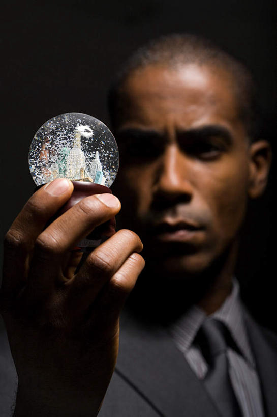 西方人,脸,头,脸颊,手,一个人,商务人士,商务男性,竖图,室内,特写,白天,正面,衬衫,游戏,玩具,欧洲,非洲,黑人,欧洲人,仅一个男性,仅一个人,仅一个中年男性,握,黑色背景,套装,透明,领带,拿,玩,拿着,注视,娱乐,玻璃球,观察,看,休闲,球体,手部,水晶球,益智,握着,摄影,影棚,观看,活动,单手,察看,象征,庄重,发泄,关注,消遣,智力,商务装,身份,工薪阶层,雪花玻璃球,宣泄,正式,地位,圣诞雪花球,男人,男性,中年男性,非洲人,头部,脸部,脸蛋,面部,白领,上班族,玩耍,嬉戏,半身,彩图,影棚拍摄,衬衣,拍摄