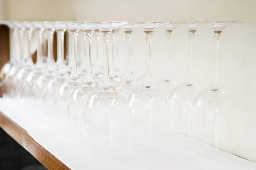 无人,餐厅,横图,室内,特写,白天,正面,静物,杯子,一排,许多,吊挂,悬挂,阴影,朦胧,模糊,整齐,并列,并排,反射,高脚杯,影子,红酒杯,很多,挂,玻璃制品,排列,酒杯,葡萄酒杯,队列,平行,玻璃杯,彩图,餐馆,饭店,饭馆