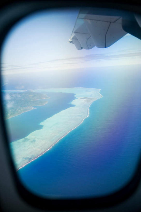 无人,竖图,俯视,航拍,室内,白天,旅游,度假,海浪,海洋,美景,沙滩,窗户,飞机,阴影,光线,沙子,影子,海岸,景观,浪花,水平线,辽阔,交通,海平线,沙地,娱乐,航空,阳光,自然,海水,交通工具,享受,休闲,广阔,景色,放松,运输,一架,一望无际,客机,鸟瞰,自然风光,载具,大洋洲,海景,法属波利尼西亚,社会群岛,法属玻利尼西亚,无边无际,一马平川,大海,风浪,海,海水的波动,海滩,近岸浪,涌浪,彩图,高角度拍摄,水天相接,水天一线