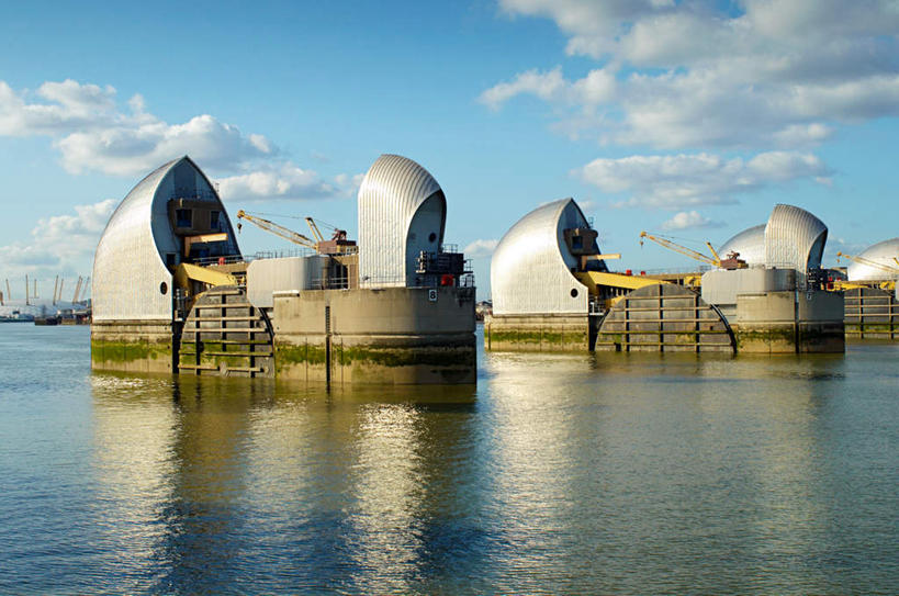 无人,横图,室外,白天,正面,旅游,度假,河流,水,标志建筑,地标,建筑,英国,欧洲,一排,阴影,整齐,光线,影子,河水,水流,云,云朵,云彩,娱乐,建设,排列,蓝色,白云,倒影,蓝天,天空,阳光,天,享受,休闲,旅游胜地,放松,晴朗,倒映,西欧,队列,大不列颠,修建,大不列颠及北爱尔兰联合王国,修筑,大不列颠联合王国,日不落英帝国,反照,水闸,泰晤士河水闸,晴空,彩图