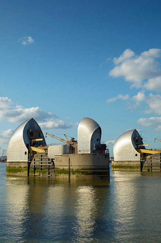 无人,竖图,室外,白天,正面,旅游,度假,河流,水,标志建筑,地标,建筑,英国,欧洲,一排,阴影,整齐,光线,影子,河水,水流,云,云朵,云彩,娱乐,建设,排列,蓝色,白云,倒影,蓝天,天空,阳光,天,享受,休闲,旅游胜地,放松,晴朗,倒映,西欧,队列,大不列颠,修建,大不列颠及北爱尔兰联合王国,修筑,大不列颠联合王国,日不落英帝国,反照,水闸,泰晤士河水闸,晴空,彩图