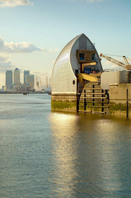 无人,高楼大厦,竖图,室外,白天,正面,旅游,度假,办公楼,河流,水,标志建筑,大厦,地标,建筑,摩天大楼,写字楼,英国,欧洲,一排,阴影,整齐,光线,影子,河水,水流,云,云朵,云彩,娱乐,建设,排列,蓝色,白云,倒影,蓝天,天空,阳光,楼宇,天,享受,休闲,旅游胜地,商务楼,放松,晴朗,倒映,西欧,队列,大不列颠,修建,大不列颠及北爱尔兰联合王国,修筑,大不列颠联合王国,日不落英帝国,反照,水闸,泰晤士河水闸,晴空,彩图,大楼,高层建筑,高楼,摩天楼