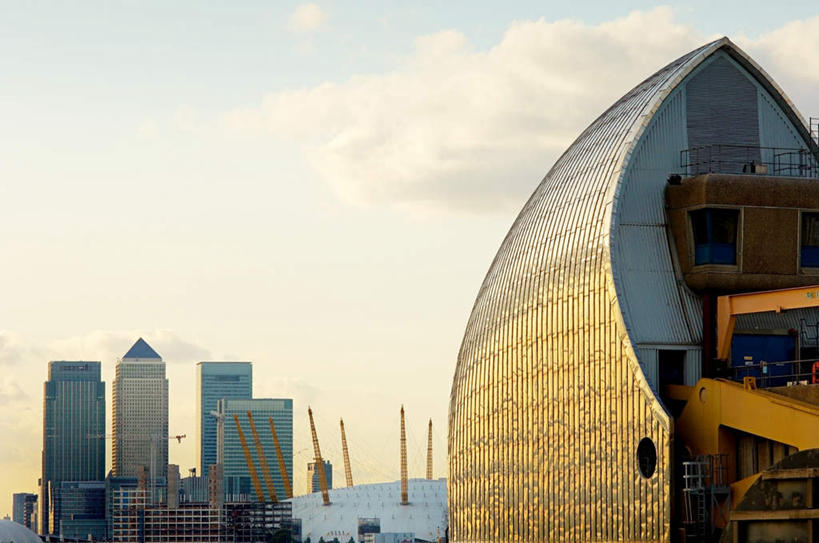 无人,高楼大厦,横图,室外,白天,正面,旅游,度假,办公楼,标志建筑,大厦,地标,建筑,摩天大楼,写字楼,英国,欧洲,一排,阴影,整齐,光线,影子,云,云朵,云彩,娱乐,建设,排列,蓝色,白云,蓝天,天空,阳光,楼宇,天,享受,休闲,旅游胜地,商务楼,放松,晴朗,西欧,队列,大不列颠,修建,大不列颠及北爱尔兰联合王国,修筑,大不列颠联合王国,日不落英帝国,水闸,泰晤士河水闸,晴空,彩图,大楼,高层建筑,高楼,摩天楼