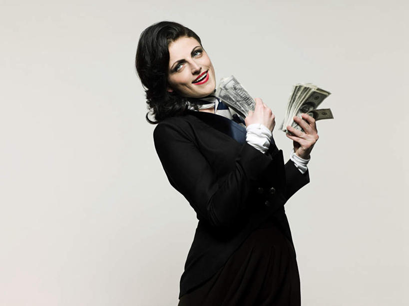 西方人,一个人,商务人士,商务女性,站,笑,微笑,露齿笑,横图,室内,白天,侧面,钱,欧洲,欧洲人,仅一个年轻女性,仅一个女性,仅一个人,许多,握,阴影,灰色背景,套装,反射,钱币,影子,注视,观察,看,站着,握着,钞票,金融,纸币,摄影,影棚,经济,观看,察看,关注,商务装,流通,纸钞,贸易,工薪阶层,尤物,贪婪,货币,现金,年轻女性,女人,女性,白种人,白领,上班族,站立,半身,彩图,影棚拍摄,拍摄,佳丽,丽人,美人