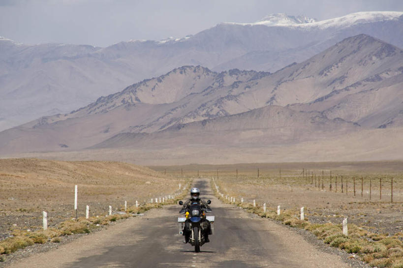 西方人,一个人,坐,横图,室外,白天,正面,旅游,度假,美景,山,山脉,植物,道路,路,公路,摩托车,帽子,欧洲,乌兹别克斯坦,欧洲人,亚洲,仅一个男性,仅一个人,一辆,服装,枯萎,头盔,景观,山峰,枯草,交通,山峦,注视,休闲装,娱乐,车,草,仅一个年轻男性,衣服,黄色,蓝色,蓝天,天空,自然,安全帽,交通工具,群山,天,观察,驾驶,看,行驶,享受,休闲,休闲服,景色,放松,服饰,晴朗,观看,操纵,控制,察看,中亚,关注,自然风光,载具,操控,万里无云,首府,把持,乌兹别克斯坦共和国,撒马尔罕,雷吉斯坦广场,撒马尔罕州,男人,男性,年轻男性,白种人,晴空,晴空万里,马路,坐着,彩图,全身