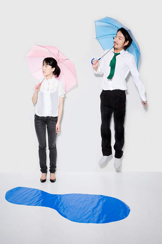 东方人,两个人,站,竖图,室内,白天,白色背景,正面,爱情,亚洲,撑,服装,伞,雨伞,塑胶,两把,浪漫,注视,休闲装,黄种人,阳伞,衣服,蓝色,垫子,观察,看,站着,休闲,温暖,温馨,休闲服,恩爱,恋人,摄影,服饰,塑胶制品,影棚,观看,和睦,察看,撑着,关注,水坑,男人,男性,年轻男性,年轻女性,女人,女性,亚洲人,情侣,站立,彩图,全身,影棚拍摄,拍摄,伴侣,融洽