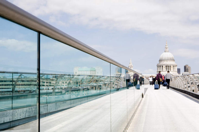 西方人,教堂,走,横图,室外,白天,旅游,度假,石头,标志建筑,地标,建筑,英国,欧洲,伦敦,欧洲人,阴影,服装,节日,光线,石子,影子,云,云朵,天桥,桥,首都,许多人,云彩,注视,休闲装,文化,娱乐,建设,背面,衣服,蓝色,白云,蓝天,天空,阳光,天,观察,看,祈祷,一群人,享受,休闲,健康,休闲服,旅游胜地,放松,许愿,宗教,服饰,信仰,晴朗,观看,纪念,人行桥,祈求,察看,基督教,西欧,关注,天主教,信念,雾都,千禧桥,伦敦千禧桥,平安,男人,男性,女人,女性,中年男性,中年女性,白种人,石块,晴空,步行,散步,走路,彩图,全身,大教堂,礼拜堂