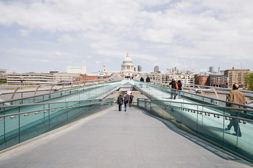 西方人,教堂,走,横图,室外,白天,旅游,度假,石头,标志建筑,地标,建筑,英国,欧洲,伦敦,欧洲人,阴影,服装,节日,光线,石子,影子,云,云朵,天桥,桥,首都,许多人,云彩,注视,休闲装,文化,娱乐,建设,背面,衣服,蓝色,白云,蓝天,天空,阳光,天,观察,看,祈祷,一群人,享受,休闲,健康,休闲服,旅游胜地,放松,许愿,宗教,服饰,信仰,晴朗,观看,纪念,人行桥,祈求,察看,基督教,西欧,关注,天主教,信念,雾都,千禧桥,伦敦千禧桥,平安,男人,男性,女人,女性,中年男性,中年女性,白种人,石块,晴空,步行,散步,走路,彩图,全身,大教堂,礼拜堂