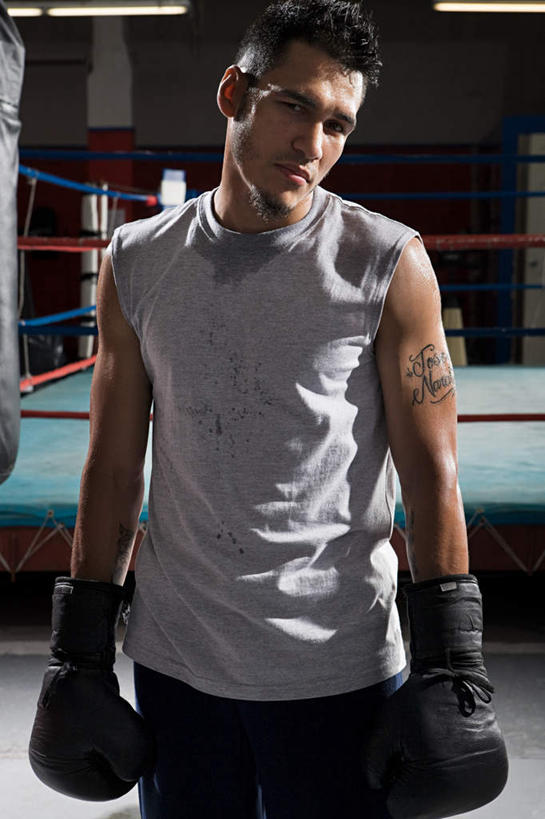 西方人,一个人,拳击手,体育馆,运动场,站,竖图,室内,白天,正面,锻炼,时尚,快乐,安全,比赛,运动,竞争,拳击,欧洲,欧洲人,仅一个男性,仅一个人,对抗,服装,冲突,防护,拳击手套,注视,休闲装,文化,娱乐,运动器械,体育场,纹身,仅一个年轻男性,衣服,白色,手套,观察,看,站着,休闲,休闲服,健身器械,个性,服饰,信仰,观看,保护,察看,体育运动,对立,关注,矛盾,刺青,追求,保险,健身器材,想象,敌对,挫败,斗争,抗拒,抗衡,文身,勇气,崇拜,张扬,保全,周全,安稳,安定,运动馆,防护手套,平安,体育,男人,男性,年轻男性,白种人,拳击家,拳击运动员,站立,半身,彩图,健身,运动器材