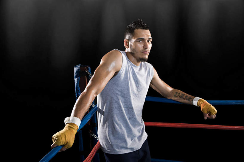 西方人,一个人,拳击手,体育馆,运动场,站,横图,室内,白天,正面,锻炼,时尚,快乐,安全,比赛,运动,竞争,拳击,欧洲,欧洲人,仅一个男性,仅一个人,对抗,阴影,黑色背景,服装,冲突,光线,影子,灯光,防护,拳击手套,注视,休闲装,文化,娱乐,运动器械,体育场,纹身,仅一个年轻男性,衣服,手套,扶,观察,看,站着,休闲,休闲服,健身器械,个性,服饰,信仰,观看,保护,察看,扶着,体育运动,对立,关注,矛盾,刺青,追求,保险,健身器材,想象,敌对,挫败,斗争,抗拒,抗衡,文身,勇气,崇拜,张扬,保全,周全,安稳,安定,运动馆,防护手套,平安,体育,男人,男性,年轻男性,白种人,拳击家,拳击运动员,站立,半身,彩图,健身,运动器材