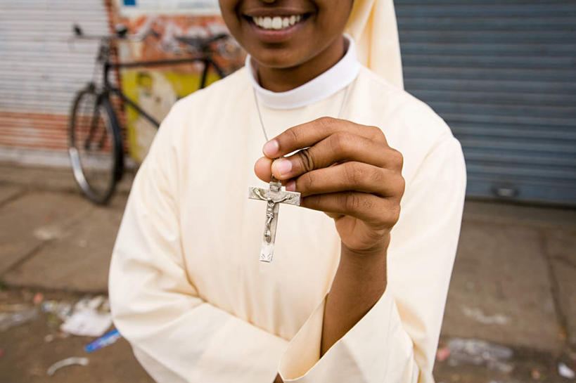 一个人,站,笑,微笑,露齿笑,横图,室外,白天,正面,民族服装,自行车,项链,亚洲,仅一个女性,仅一个人,握,服装,十字架,墙,拿,拿着,墙壁,墙面,车,脚踏车,装饰品,衣服,饰品,首饰,交通工具,站着,仅一个中年女性,握着,宗教,服饰,基督,基督教,衣着,穿着,天主教,载具,耶稣,救世主,衣饰,基利斯督,弥赛亚,默西亚,女人,女性,中年女性,亚洲人,印度人,修女,站立,半身,彩图,传统服装,民俗服