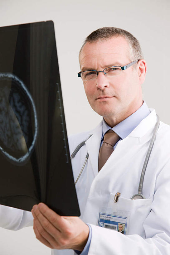 西方人,一个人,医生,站,竖图,x光片,室内,白天,白色背景,正面,工作服,制服,欧洲,欧洲人,仅一个男性,仅一个人,仅一个中年男性,握,服装,辐射,科学,医学,眼镜,领带,拿,拿着,注视,标识,吊牌,衣服,听诊器,胸牌,观察,看,站着,医护人员,医疗人员,握着,摄影,服饰,影棚,观看,察看,医疗,医疗设备,徽章,科学技术,x射线,象征,衣着,庄重,穿着,关注,医疗器械,身份,x光,医疗工具,近视眼镜,胸章,胸卡,正式,地位,编号牌,雕刻牌,工号牌,胸号牌,胸徽,员工牌,工作制服,衣饰,检测工具,男人,男性,中年男性,白种人,大夫,站立,半身,彩图,影棚拍摄,工作套服,拍摄,电磁波,电磁辐射