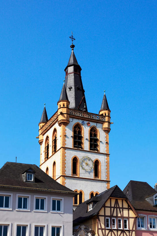 无人,家,竖图,室外,白天,仰视,度假,美景,城市风光,城市,德国,欧洲,阴影,时间,光线,时钟,影子,房屋,屋顶,屋子,景观,计时,顶棚,娱乐,楼房,住宅,蓝色,蓝天,天空,阳光,钟表,天,享受,休闲,表,景色,放松,晴朗,西欧,万里无云,德意志联邦共和国,塔钟,莱茵兰.普法尔茨州,特里尔,钟,晴空,晴空万里,彩图,低角度拍摄,房子