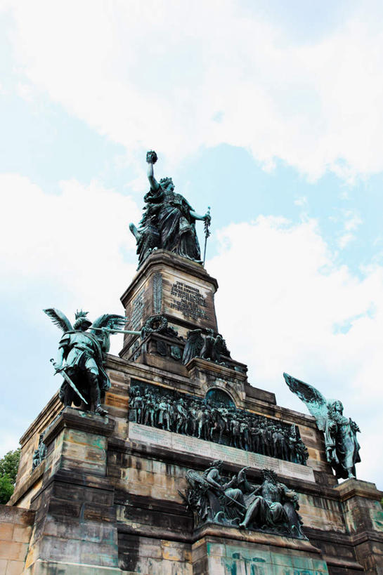 无人,站,举,竖图,室外,白天,仰视,旅游,度假,标志建筑,地标,建筑,雕塑,德国,欧洲,阴影,艺术,装饰,光线,雕刻,雕像,影子,云,云朵,云彩,娱乐,建设,蓝色,白云,蓝天,天空,阳光,工艺品,天,托,站着,享受,休闲,旅游胜地,放松,晴朗,纪念,美术,西欧,主题,陈列,德意志联邦共和国,功能,美学,吕德斯海姆,晴空,举起,举手,举着,向上举,向上伸,向上托,站立,彩图,低角度拍摄,全身