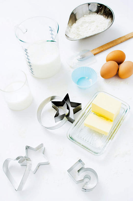 点心,牛奶,无人,竖图,俯视,室内,特写,白天,白色背景,下午茶,桌面,桌子,杯子,圣诞节,节日,庆祝,木制,壶,星星,蛋,调料,鸡蛋,黄油,食品,糖,饮品,调味品,营养,调味料,文化,玻璃制品,水壶,食物,糕点,饮料,茶壶,模型,木制品,容器,水杯,庆典,星形,摄影,影棚,纪念,乳制品,奶,牛乳,白脱油,五角形,安神,卵,乳脂,模子,玻璃杯,五角星,彩图,高角度拍摄,影棚拍摄,拍摄,蛋糕