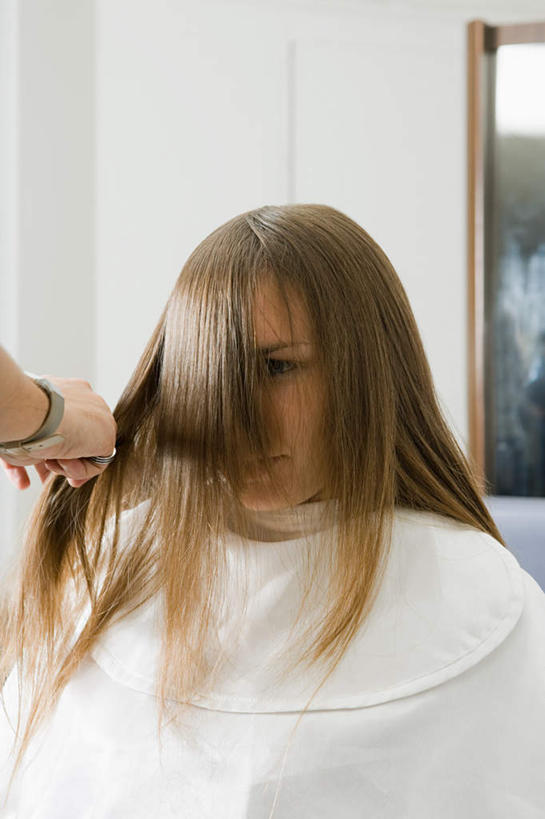 西方人,手,头发,两个人,理发师,坐,竖图,室内,白天,正面,纺织品,欧洲,欧洲人,修剪,布,工具,剪刀,墙,棕色,织物,注视,顾客,墙壁,墙面,剃头,观察,看,手部,观看,理发店,裁剪,布匹,察看,剪子,剪裁,切割,关注,主顾,卡其布,年轻女性,女人,女性,白种人,长发,直发,发型师,理发员,美发师,坐着,半身,彩图,理发