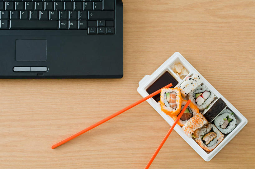 盒饭,米饭,寿司,无人,横图,俯视,室内,特写,白天,烹饪,电脑,笔记本电脑,筷子,桌面,桌子,餐具,一排,阴影,整齐,反射,网络,木制,便当,影子,日本料理,料理,食品,饭,文化,通讯设备,传统,菜肴,美食,食物,排列,木制品,日式料理,日式,便捷,佳肴,礼节,五谷,便利,无线,队列,醋饭,礼仪,通信设备,无线网络,无线上网,便携式电脑,快捷,弁当,四喜饭,手提电脑,进餐用具,彩图,高角度拍摄