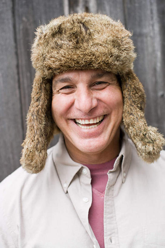 西方人,脸,头,脸颊,一个人,站,笑,微笑,露齿笑,竖图,室外,特写,白天,正面,帽子,欧洲,欧洲人,仅一个男性,仅一个人,仅一个中年男性,服装,朦胧,模糊,装饰,木质,墙,棕色,注视,休闲装,肩膀,墙壁,墙面,衣服,观察,看,站着,休闲,温暖,休闲服,服饰,观看,保暖,点缀,察看,御寒,关注,衬托,美观,棉帽,雷锋帽,男人,男性,中年男性,白种人,头部,脸部,脸蛋,面部,站立,半身,彩图